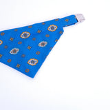 Élégant bandana bleu roi pour chien, inspiré de la Provence, qui se fixe facilement au collier pour un style raffiné