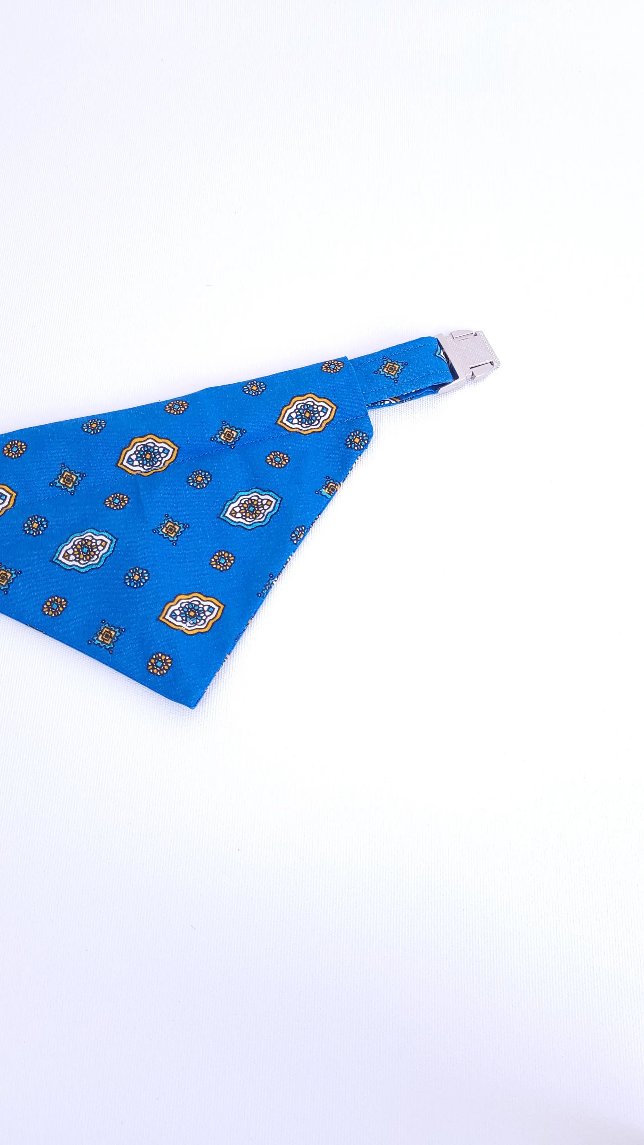 Élégant bandana bleu roi pour chien, inspiré de la Provence, qui se fixe facilement au collier pour un style raffiné