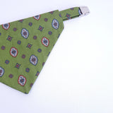 Bandana vert Provence pour chiens, conçu pour s'adapter facilement au collier, ajoutant une touche de charme naturel