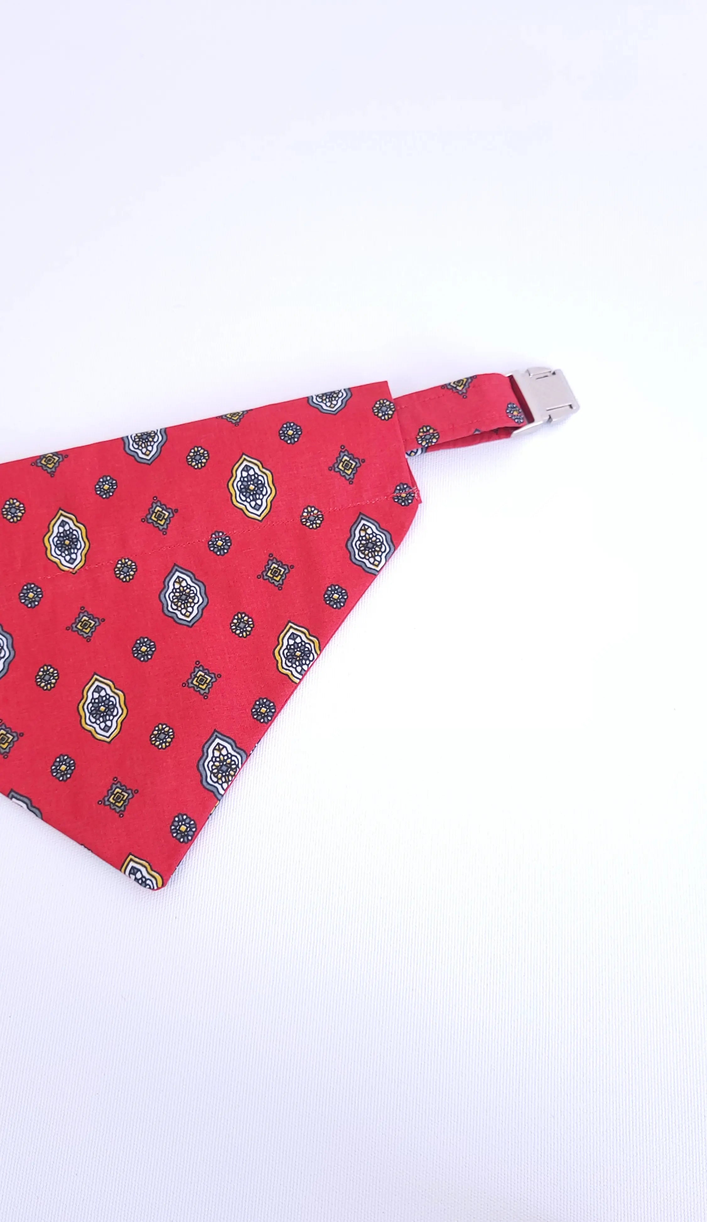 Bandana pour chien en tissus provençaux rouges, un accessoire d'artisanat provençal qui s'adapte facilement au collier
