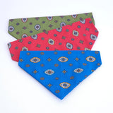 Assortiment de bandanas pour chien en tissus provençaux, disponibles en bleu, rouge et vert, mettant en valeur l'artisanat provençal