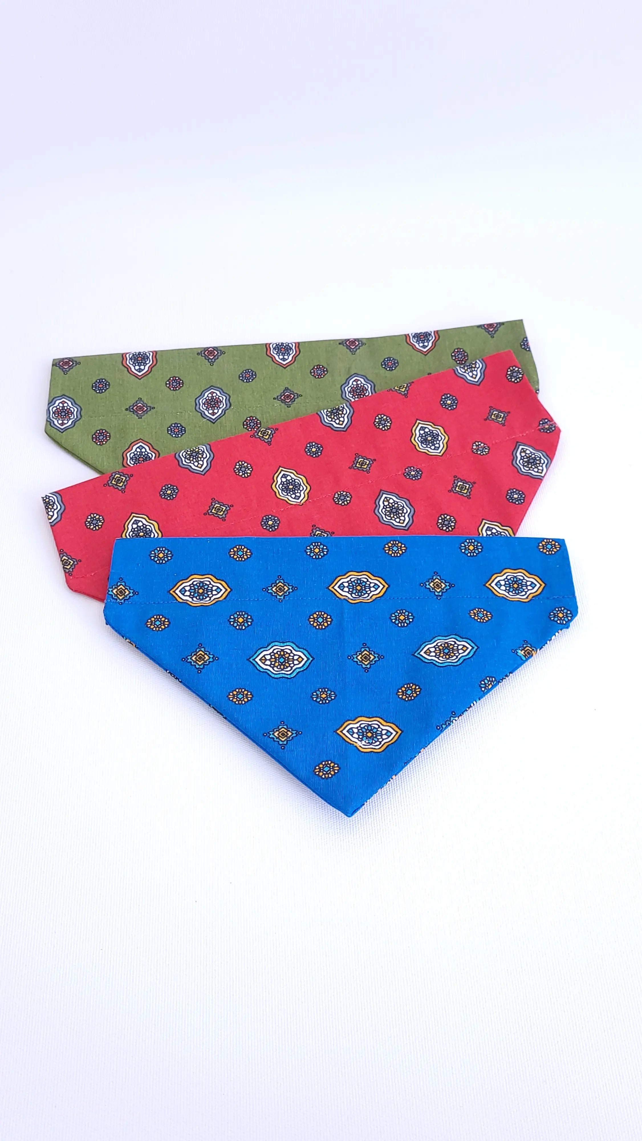 Assortiment de bandanas pour chien en tissus provençaux, disponibles en bleu, rouge et vert, mettant en valeur l'artisanat provençal
