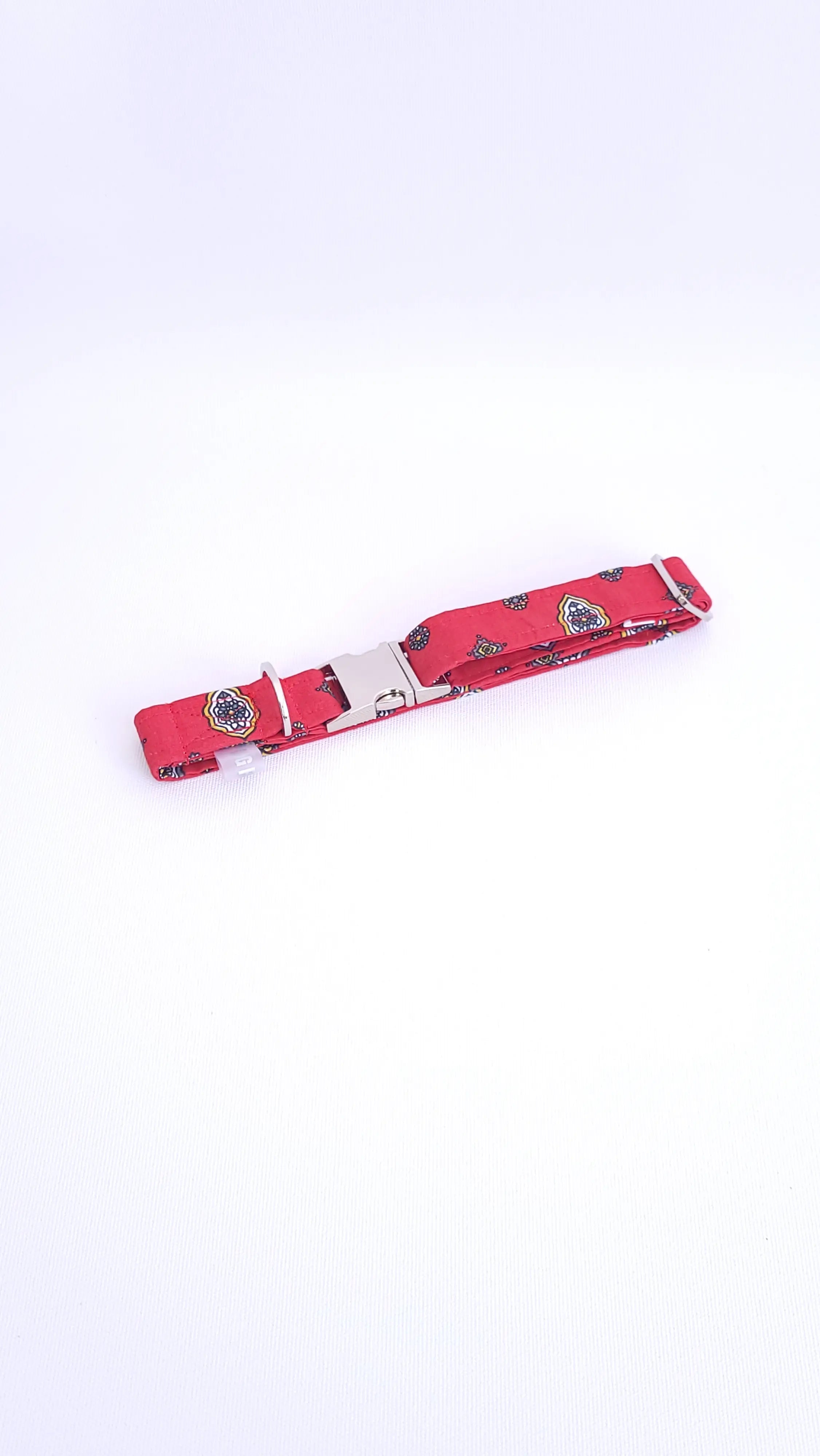 collier pour chiens rouge en tissus provençaux fait main à aubagne en provence