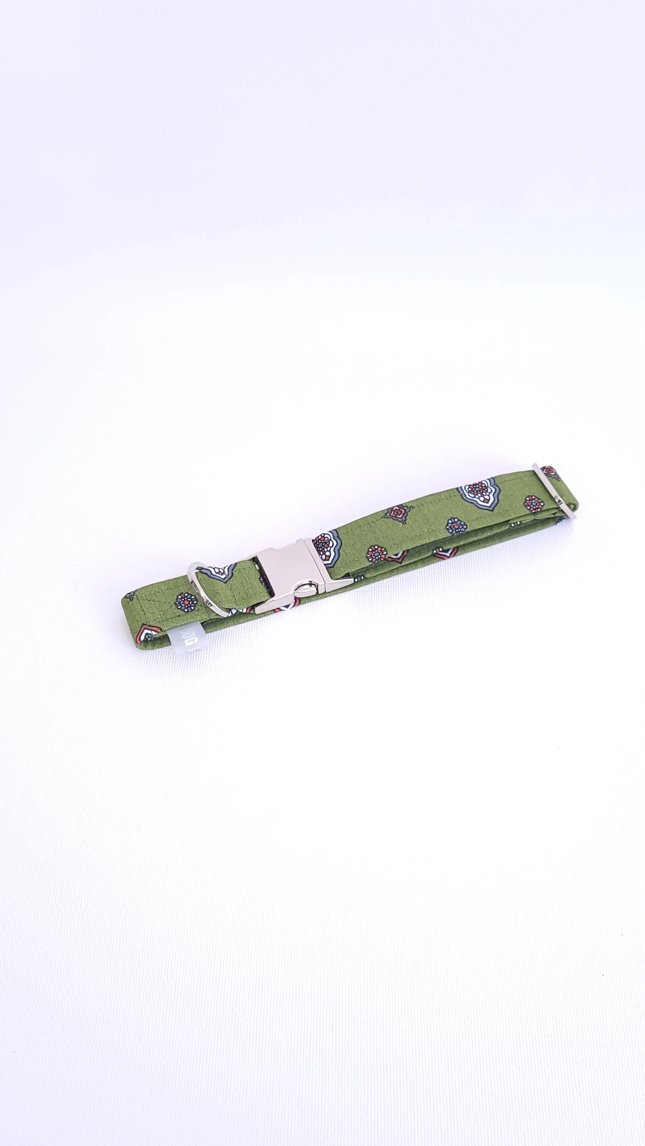 collier pour chien vert olive aux couleurs de la provence qui est réglable et imperméable