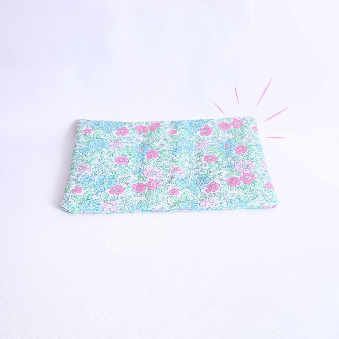 Protège-carnet de santé flower pour chiens et bébés, imperméable, facile à enfiler, stylé et artisanal français