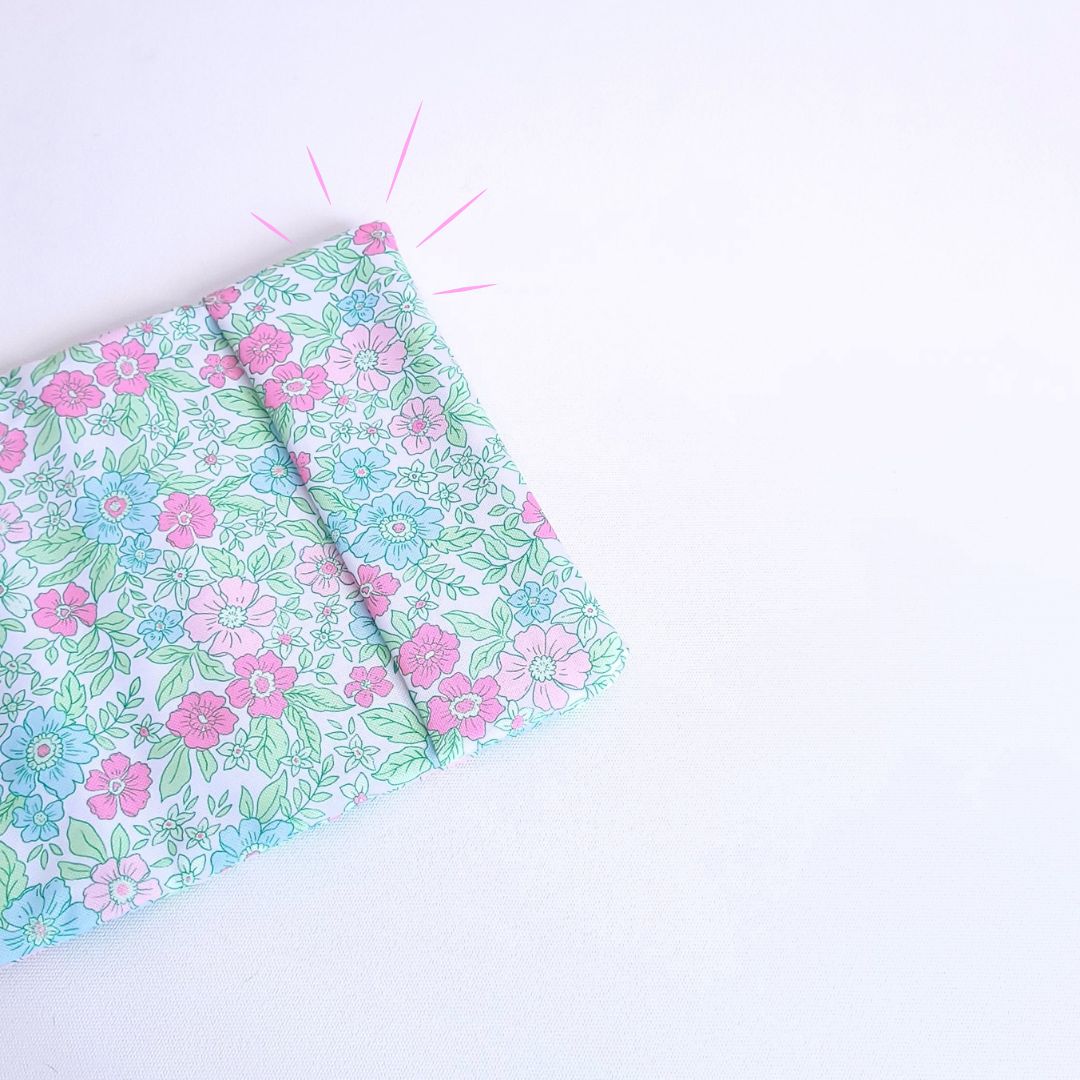Protège-carnet de santé pour chiens et bébés, imperméable, facile à enfiler, stylé et artisanal français flower