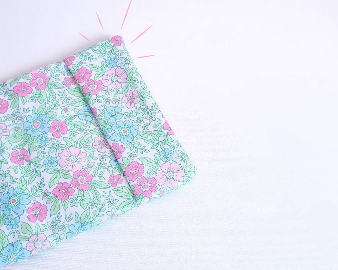 Protège-carnet de santé pour chiens et bébés, imperméable, facile à enfiler, stylé et artisanal français flower